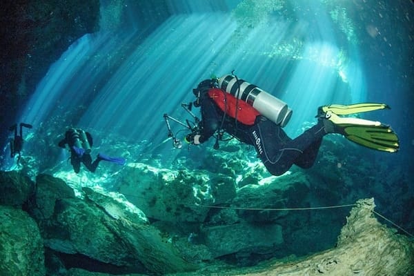 Taucher in Cenote El Eden
